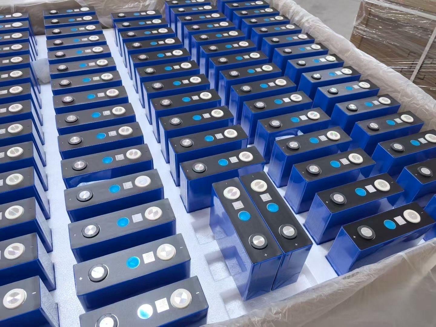 Optimal LiFePO4 Charge Voltage Explained: 12V, 24V and 48V Batteries