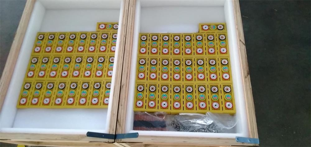Winston 3.2V 40Ah LiFePO4 Batteries and the accessories